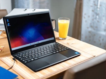 GeoBook Laptop auf einem Schreibtisch
