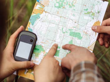 Zwei Personen spielen Geocaching zu Ostern