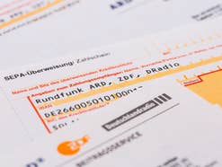 Gericht stellt klar: Jeder muss GEZ-Gebühr bezahlen Überweisungsträger für Rundfunkbeitrag.