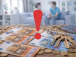 Ein Bund Schlüssel liegt auf 50- und 20-Euro-Scheinen