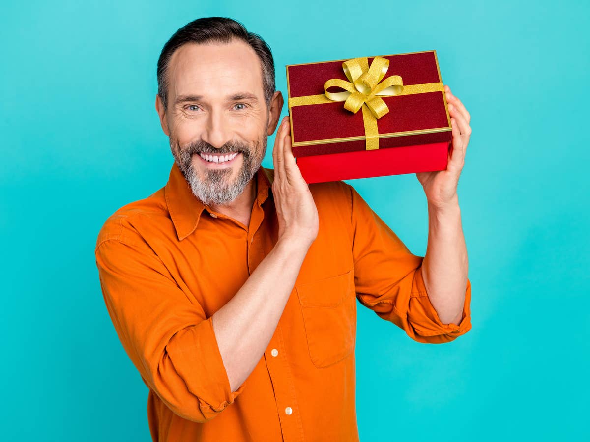 Mann mit Geschenk