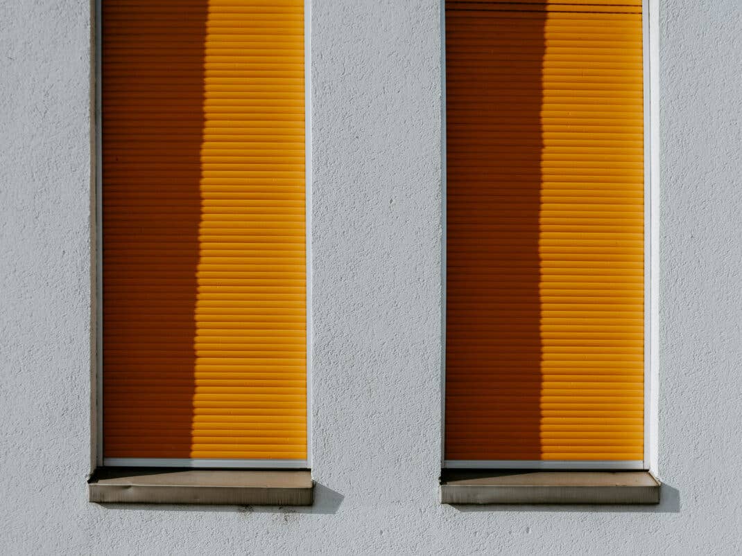 Geschlossene Rollläden an Hausfassade