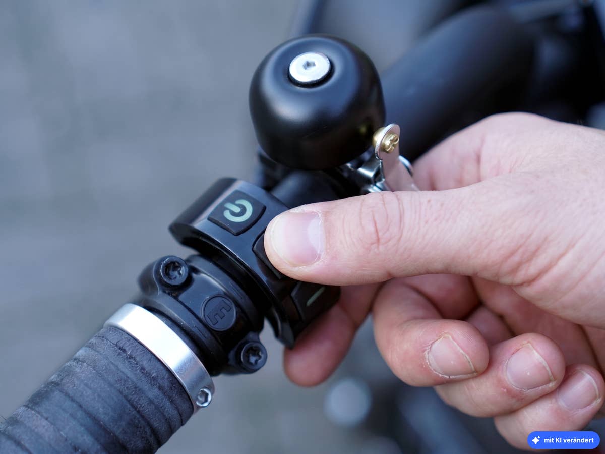 E-Bikes haben eine versteckte Funktion: Zum Aktivieren einfach drücken und halten Tasten auf dem Steuerelement eines E-Bikes