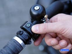 Tasten auf dem Steuerelement eines E-Bikes