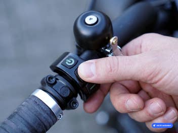 Tasten auf dem Steuerelement eines E-Bikes