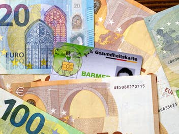 Gesundheitskarte liegt auf zahlreichen Euroscheinen