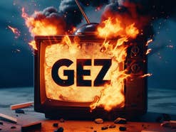 GEZ-Logo auf einem brennenden Fernseher