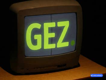 GEZ-Logo auf einem Fernseher