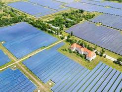 Gigantischer Solarpark nimmt Betrieb auf und liefert lokal günstigen Strom