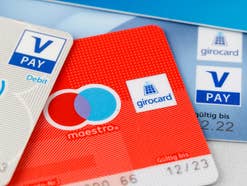 Girocards verschiedener Banken liegen neben- und aufeinander.