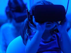 Mädchen spielt mit einer VR-Brille auf
