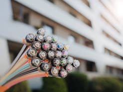 Speedpipes für Glasfaser vor einem Haus