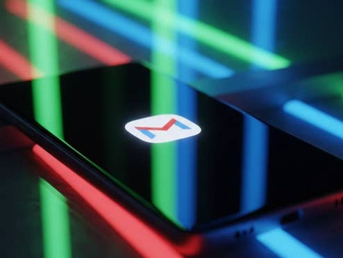 Das Gmail-Logo auf einem Smartphone.