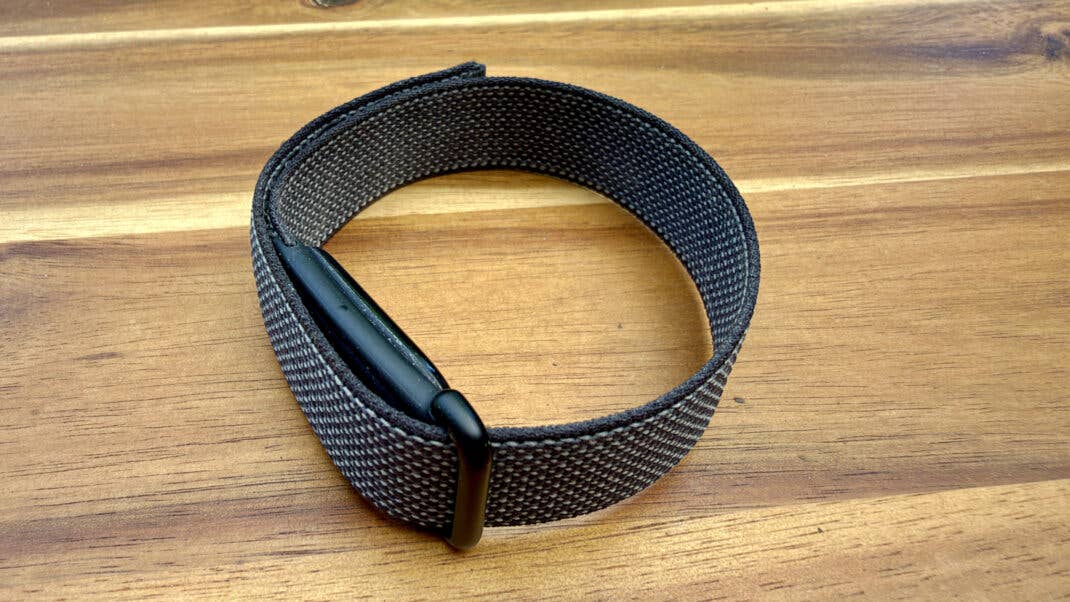 Google Fitbit Air liegend auf einem Holztisch.