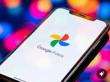 Google ändert wichtige Foto-Frist: Das kann dich Andenken kosten Smartphone mit Google Photos Logo vor bunten Hintergrund.