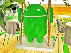 Android-Männchen auf Schaukel.