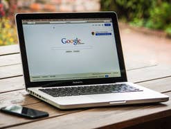 Ein Laptop mit der Google-Suche steht auf einem Tisch