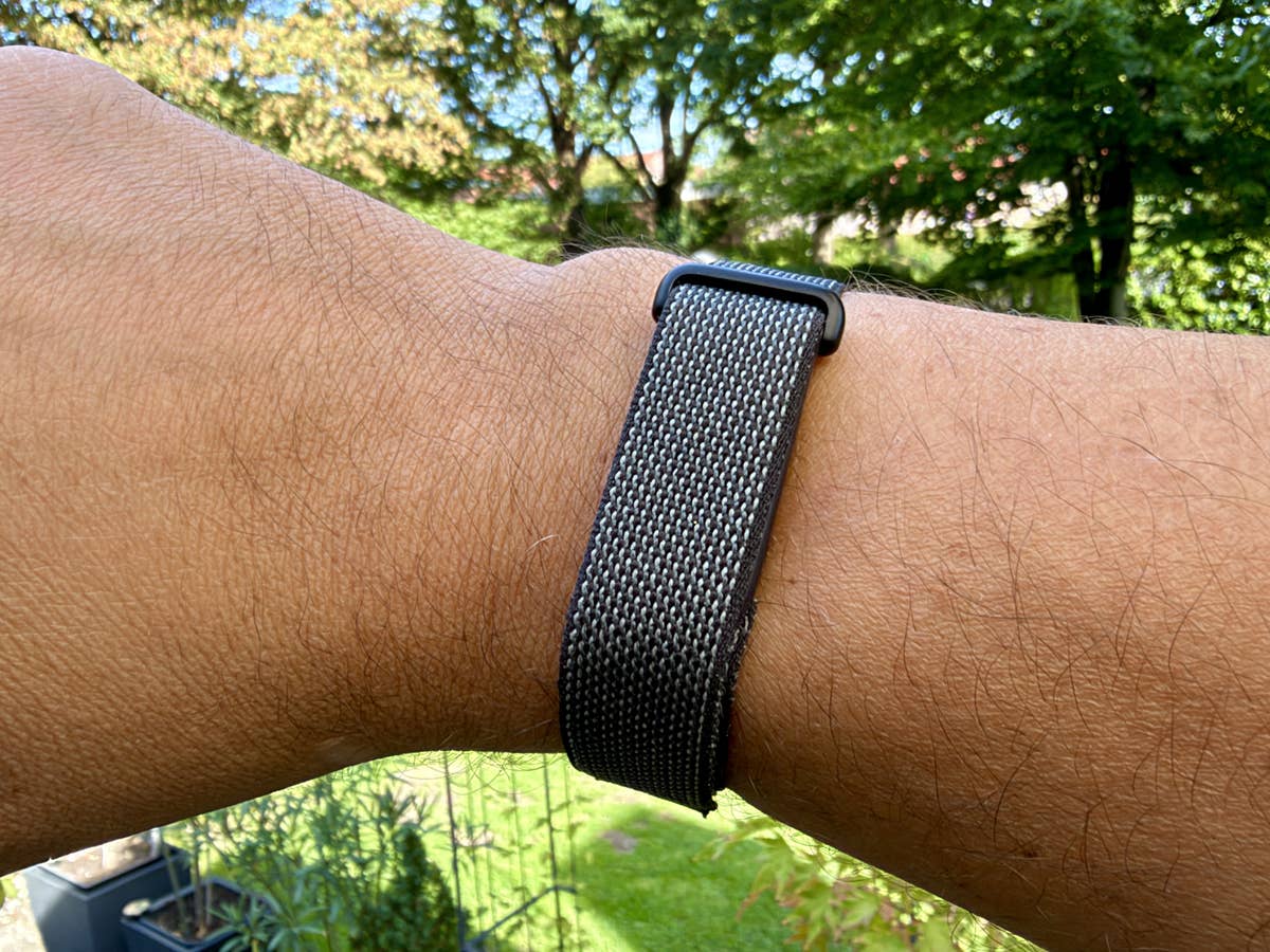 Google Fitbit Air im Test von inside digital. Google Fitbit Air am Handgelenk von inside digital Redakteur Hayo Lücke.