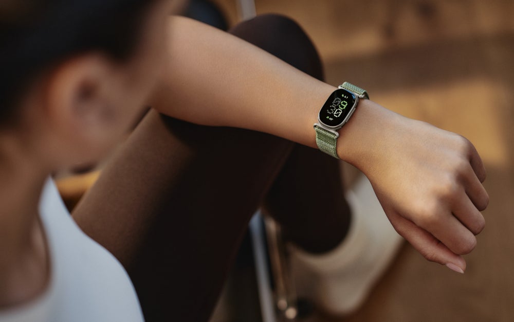 Google Fitbit Edge beim Sport-Workout an der Hand einer Frau. 