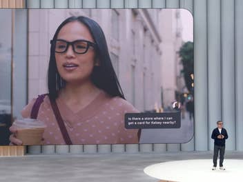 Screenshot zeigt, was eine Frau ihre Google-Brille fragen kann.