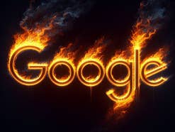 Feuriges Google-Logo vor schwarzem Hintergrund.