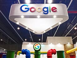 Google-Logo auf Messestand