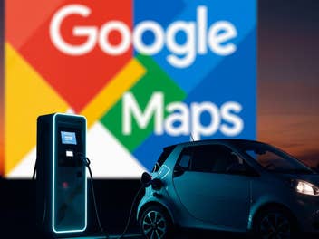 Google Maps Logo mit einem E-Auto davor.