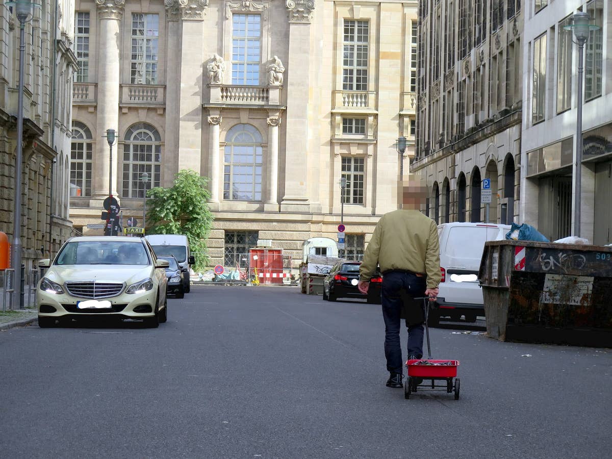 Google Maps reingelegt: Mann spaziert auf berliner Straße mit rotem Handkarren