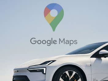 Google Maps Logo vor einem Polestar 4.