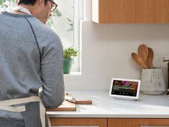 Google Nest Hub in der Küche im Einsatz