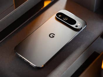 Pixel-Smartphone auf einem schwarzen Untergrund.