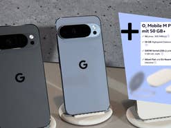 Google Pixel 10 Pro XL aufgestellt, daneben Informationen zu einem O2-Tarif sowie zwei verschwommene Gadgets