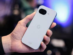 Ich halte das Google Pixel 10a in der Hand