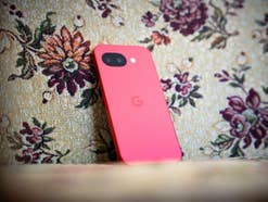 Das Google Pixel 10a auf einem Stuhl.