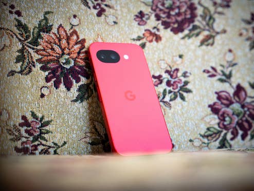 Das Google Pixel 10a auf einem Stuhl.