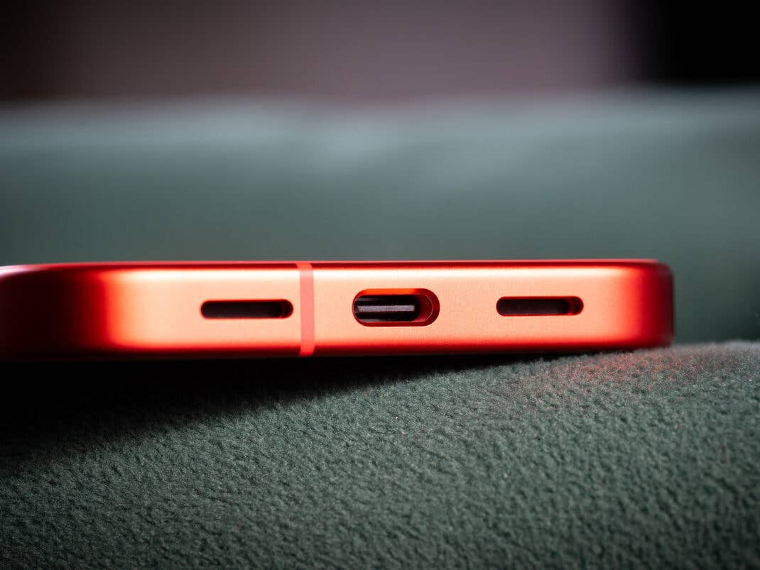 Der Ladeanschluss eines roten Google Pixel 10a.