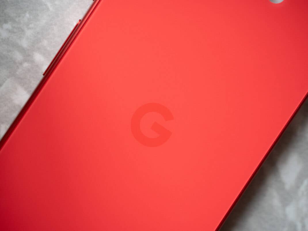 Das Logo eines roten Google Pixel 10a.