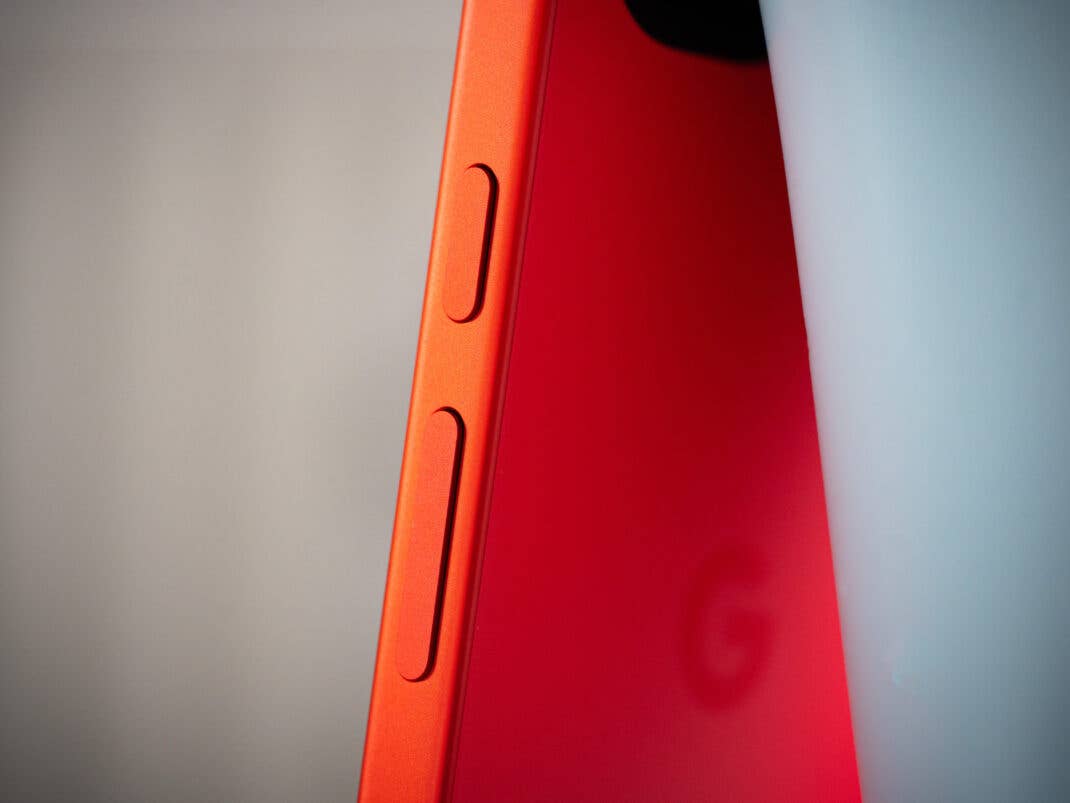 Die Knöpfe des Google Pixel 10a, das auf der Seite steht.