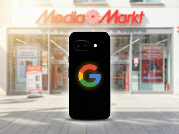 Silhouette eines Smartphones mit Google-Logo vor einer MediaMarkt-Ladenfront