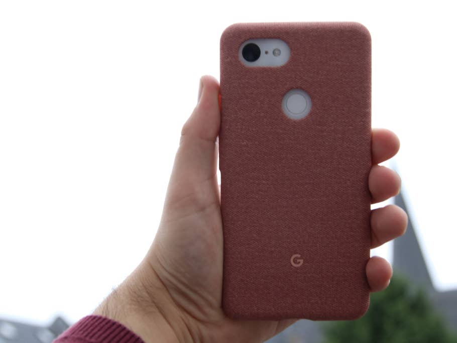 Google Pixel 3 XL in einer Hand, Rückansicht.