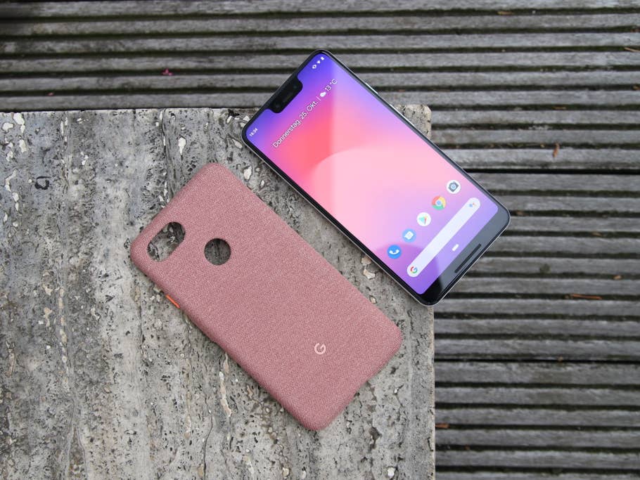 Google Pixel 3 XL neben einer Hülle