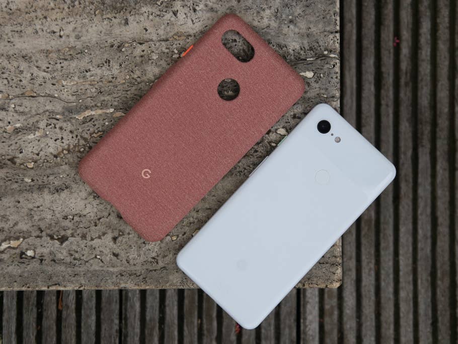 Google Pixel 3 XL neben einer Hülle