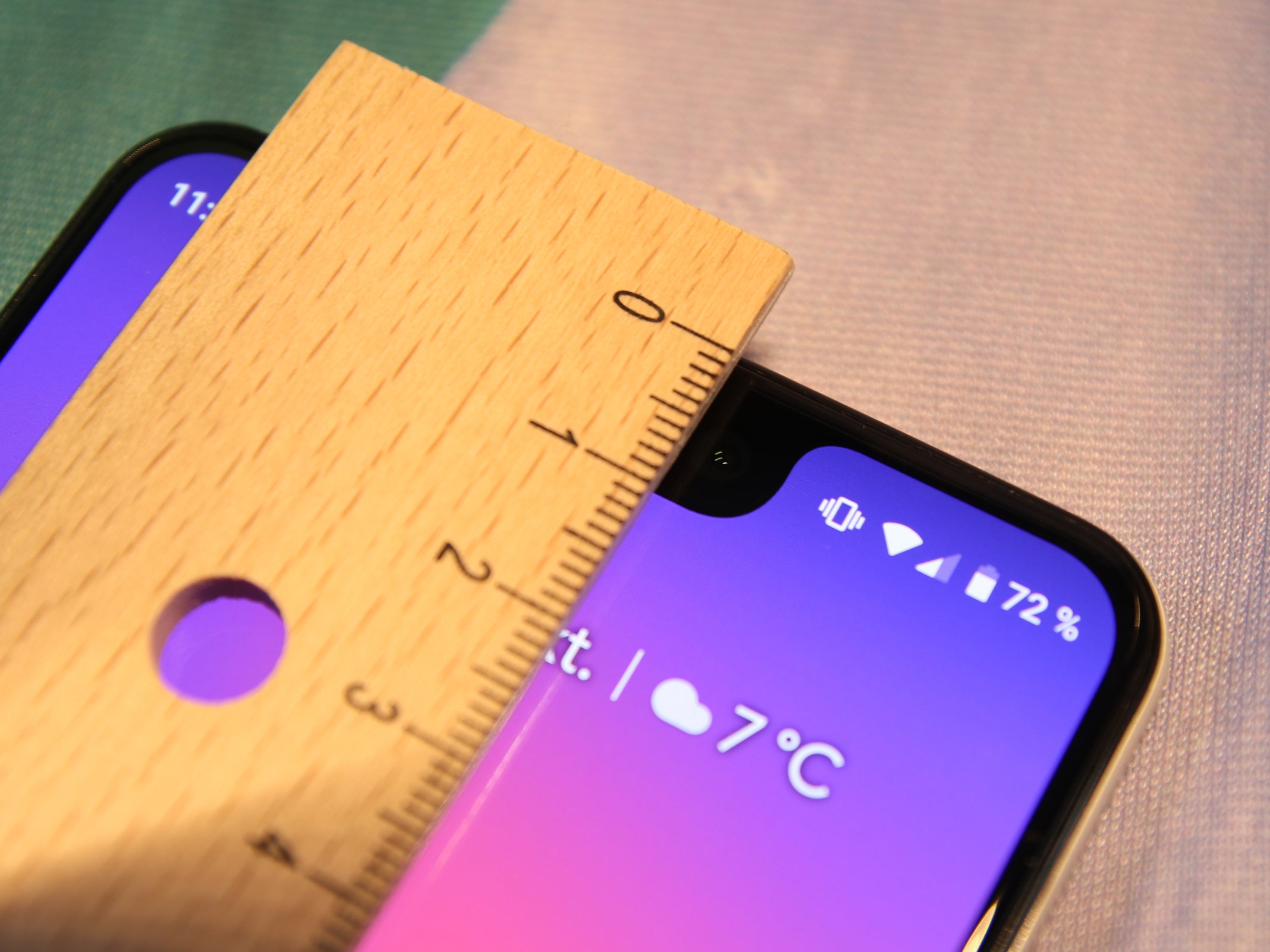 Display-Notch des Google Pixel 3 XL mit Lineal