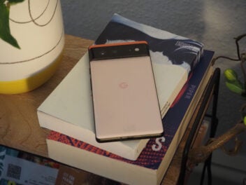 Google Pixel 6 Smartphone auf Büchern