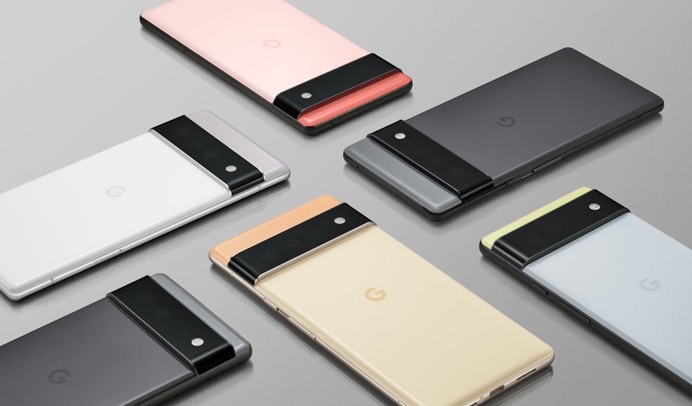 DasGoogle Pixel 6 und Pixel 6 Pro nebeneinander vor einem grauen Hinterbgrund