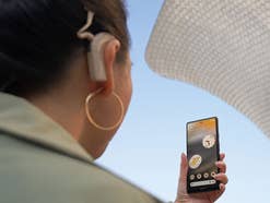 Eine Frau nutzt ein Google Pixel 6a Smartphone mit Hörgerät