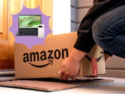Person stellt Amazon-Paket vor einer Haustür ab