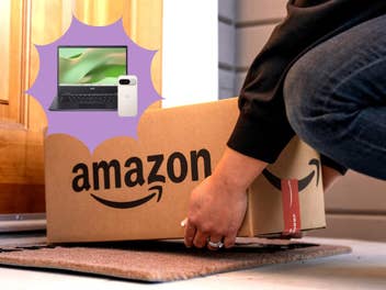Person stellt Amazon-Paket vor einer Haustür ab