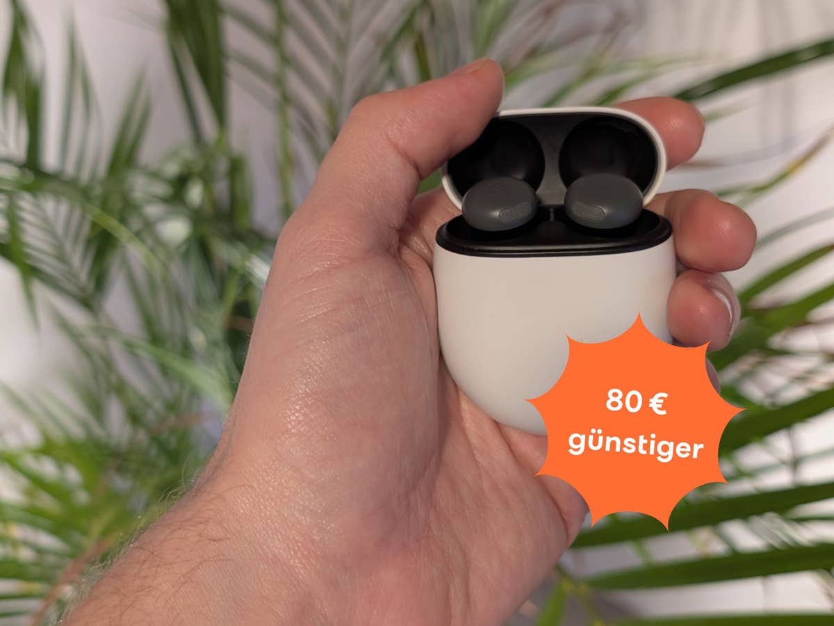 Google Pixel Buds Pro 2 jetzt 80 Euro günstiger bei MediaMarkt: Darum sind diese Kopfhörer mein täglicher Begleiter Google Pixel Buds Pro 2 Kopfhörer in einer Hand vor einer Zimmerpflanze.