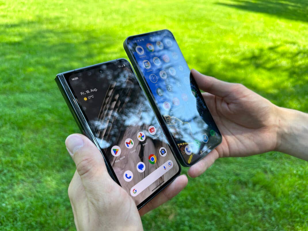Das Pixel Fold (links) neben einem 6,7 Zoll Smartphone